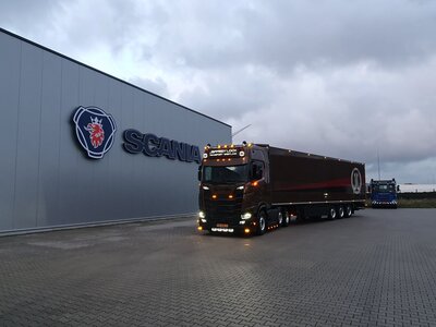 Tekno Tekno Scania NGS 590 6x2 trekker met 3-assige koeloplegger JEFFREY LOCK TRANSPORT
