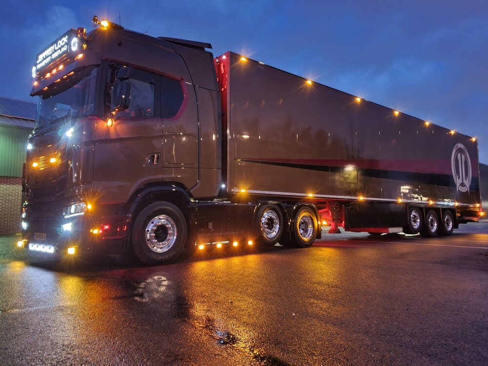 Tekno Tekno Scania NGS 590 6x2 trekker met 3-assige koeloplegger JEFFREY LOCK TRANSPORT