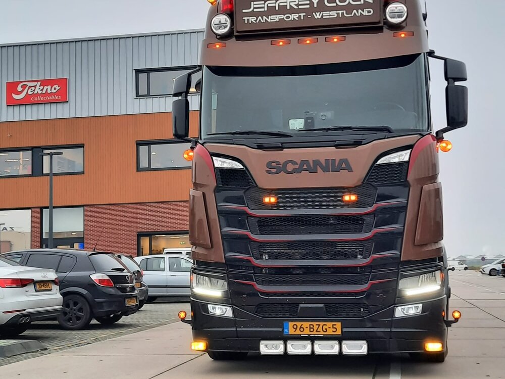 Tekno Tekno Scania NGS 590 6x2 trekker met 3-assige koeloplegger JEFFREY LOCK TRANSPORT