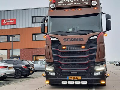 Tekno Tekno Scania NGS 590 6x2 trekker met 3-assige koeloplegger JEFFREY LOCK TRANSPORT