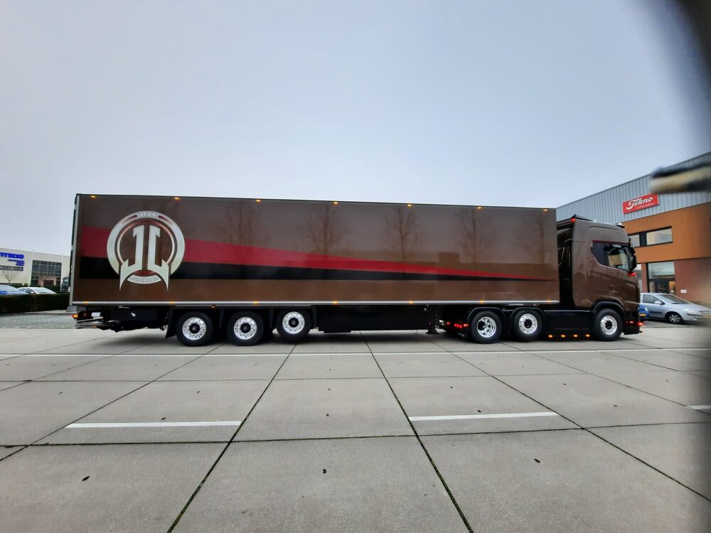 Tekno Tekno Scania NGS 590 6x2 trekker met 3-assige koeloplegger JEFFREY LOCK TRANSPORT