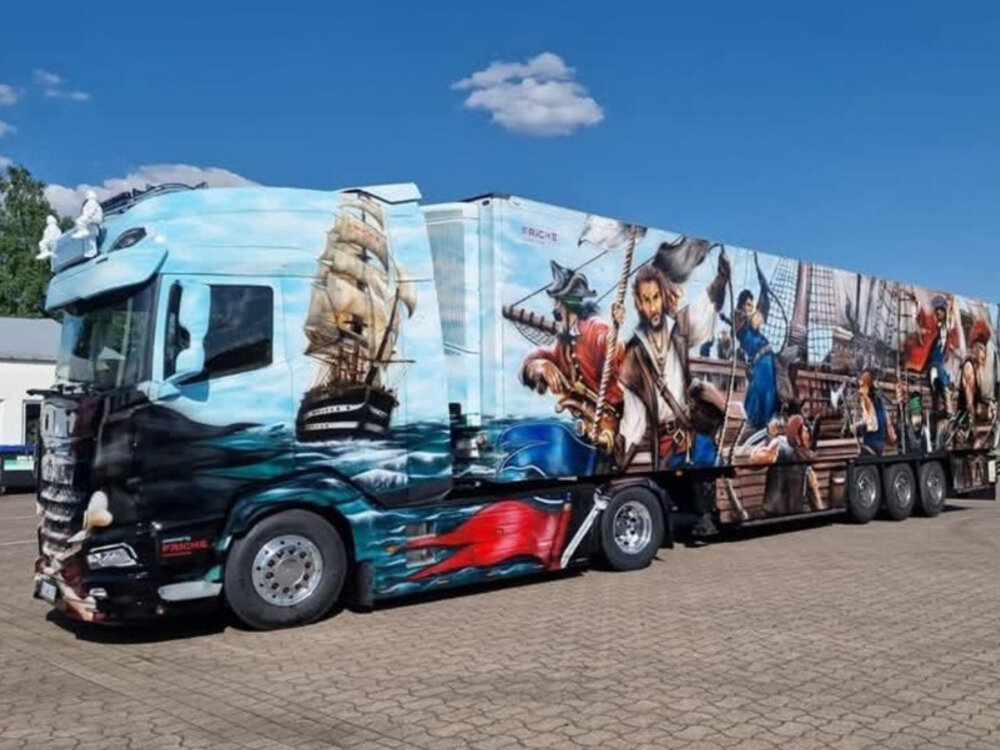 WSI WSI DAF XG+ 4x2 with 3-axle reefer trailer HEIDE LOGISTIK