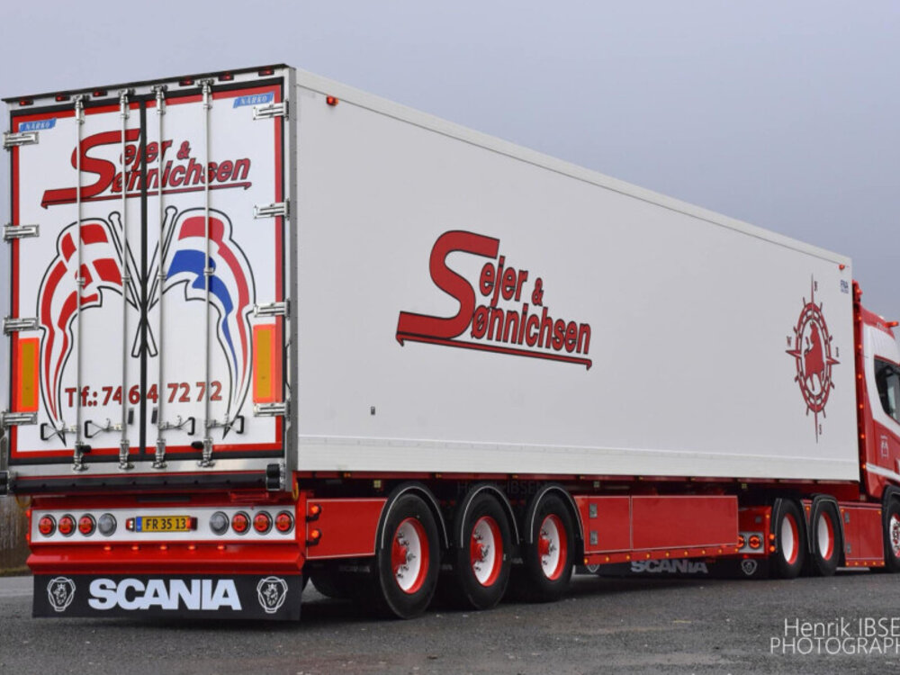 WSI WSI Scania R Highline 6x2 with 3-axle reefer trailer SEJER & SONNICHSEN