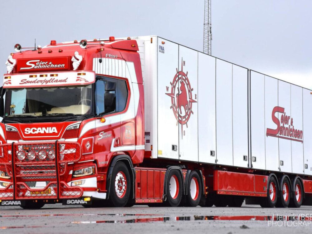 WSI WSI Scania R Highline 6x2 with 3-axle reefer trailer SEJER & SONNICHSEN