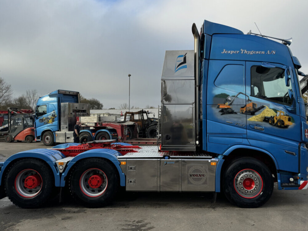 WSI WSI Volvo FH5 Globetrotter 6x4 with 4-axle semi low loader + ramps JESPER THYGESEN