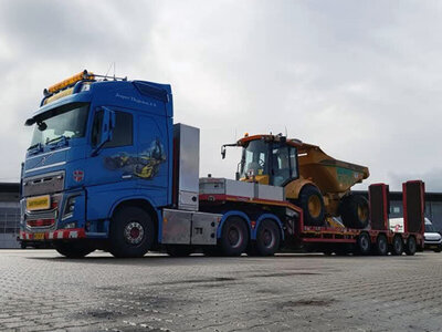 WSI WSI Volvo FH5 Globetrotter 6x4 with 4-axle semi low loader + ramps JESPER THYGESEN