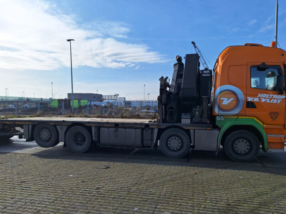 WSI WSI Scania streamline highline riged flatbed truck 8x2 with 3-axle flatbed trailer + palfinger HOLTROP VD VLIST