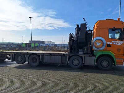 WSI WSI Scania streamline highline riged flatbed truck 8x2 with 3-axle flatbed trailer + palfinger HOLTROP VD VLIST