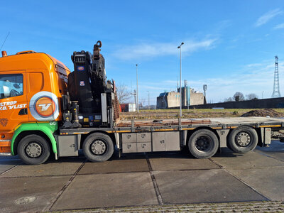 WSI WSI Scania streamline highline riged flatbed truck 8x2 with 3-axle flatbed trailer + palfinger HOLTROP VD VLIST