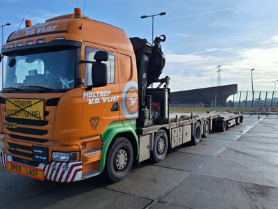WSI WSI Scania streamline highline riged flatbed truck 8x2 with 3-axle flatbed trailer + palfinger HOLTROP VD VLIST