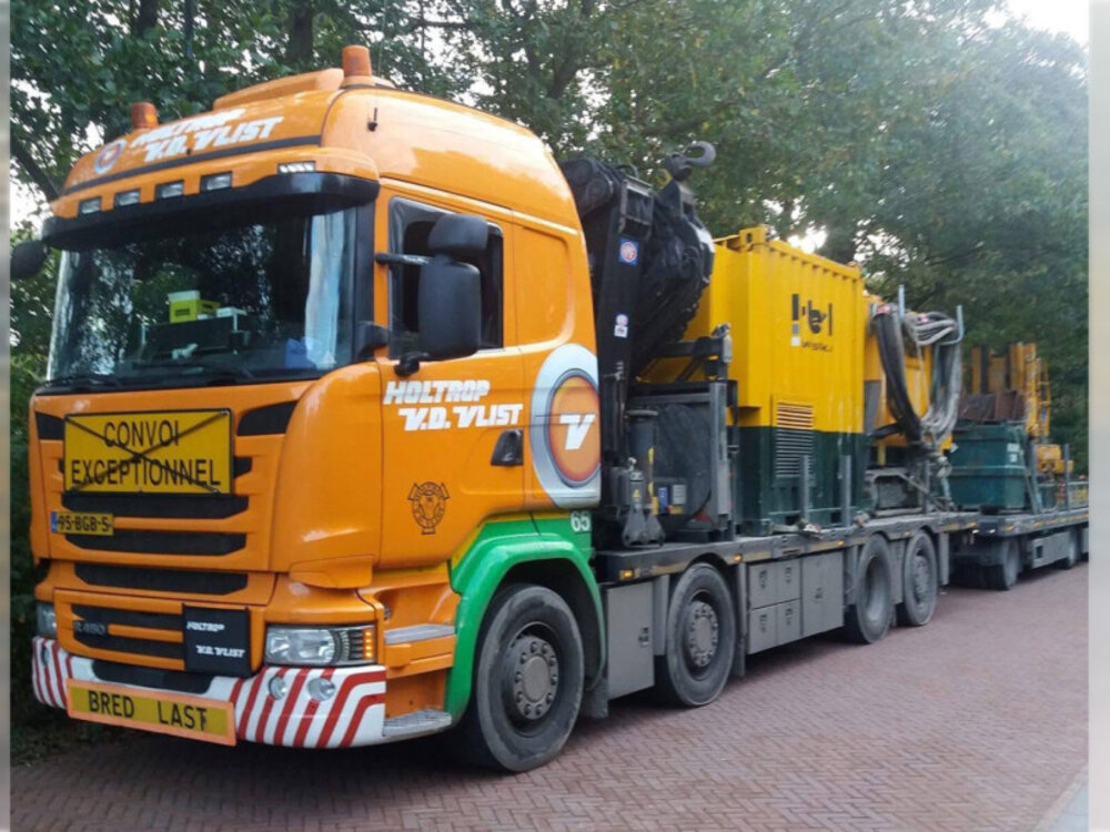 WSI WSI Scania streamline highline riged flatbed truck 8x2 with 3-axle flatbed trailer + palfinger HOLTROP VD VLIST