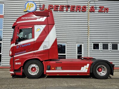 Tekno Tekno Volvo FH05 Globetrotter XL 4x2 with 3-axle potato trailer PEETERS