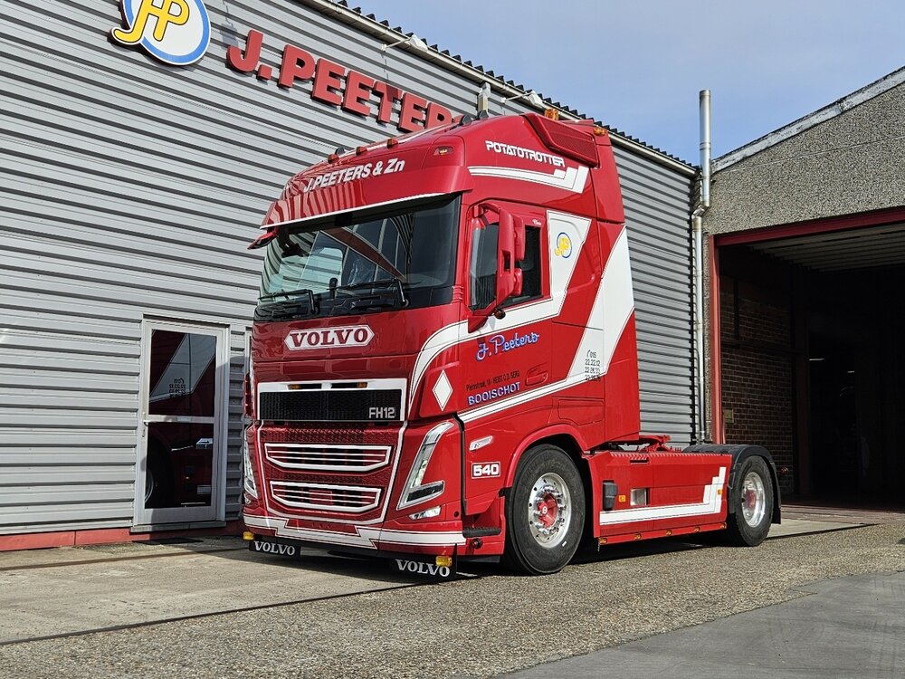 Tekno Tekno Volvo FH05 Globetrotter XL 4x2 met 3-assige aardappeloplegger PEETERS