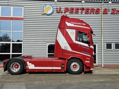 Tekno Tekno Volvo FH05 Globetrotter XL 4x2 with 3-axle potato trailer PEETERS