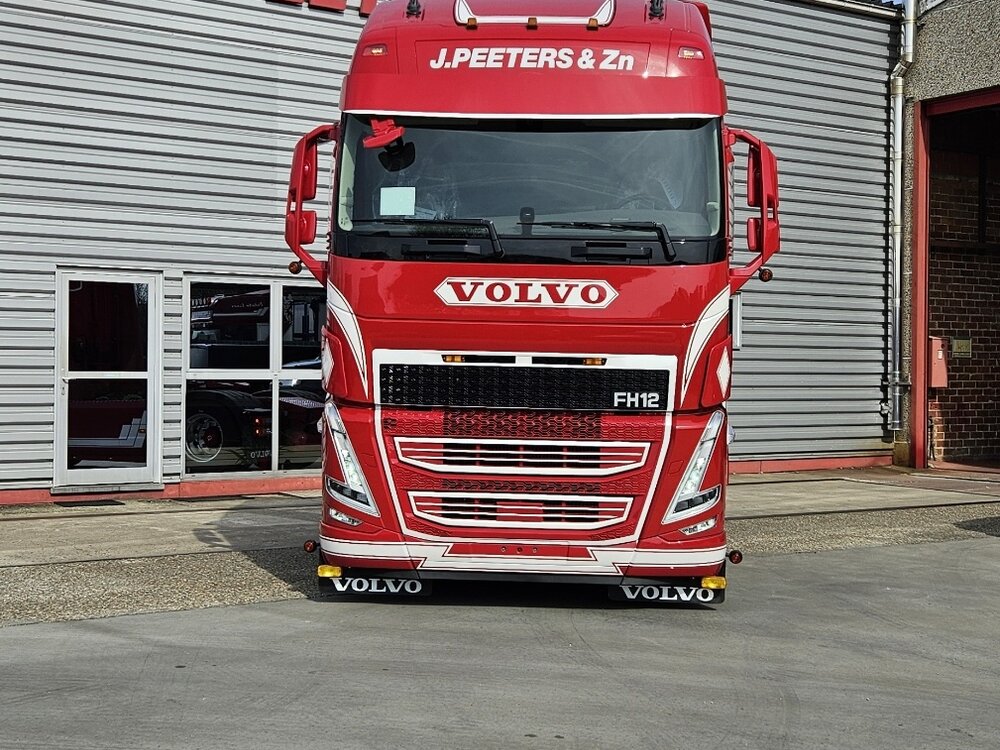 Tekno Tekno Volvo FH05 Globetrotter XL 4x2 with 3-axle potato trailer PEETERS