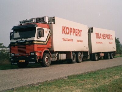 Tekno Tekno Scania 143M Topline motorwagen met 3-assige schamel aanhanger KOPPERT