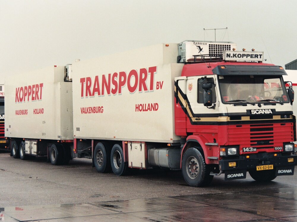 Tekno Tekno Scania 143M Topline motorwagen met 3-assige schamel aanhanger KOPPERT