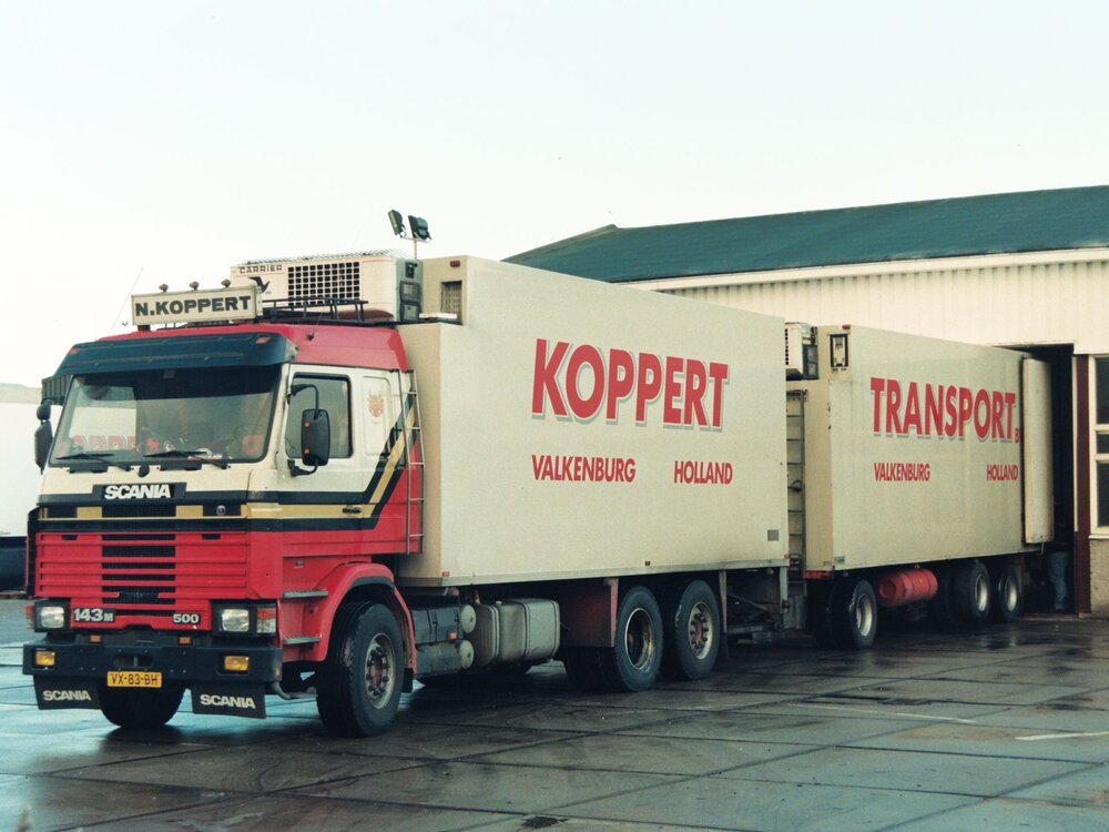 Tekno Tekno Scania 143M Topline motorwagen met 3-assige schamel aanhanger KOPPERT