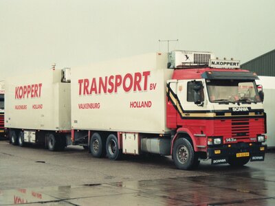 Tekno Tekno Scania 143M Topline motorwagen met 3-assige schamel aanhanger KOPPERT