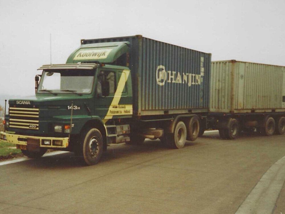 WSI WSI Scania 143H Torpedo 6x2 met 3-as container oplegger + 2x20ft. container  KOOLWIJK