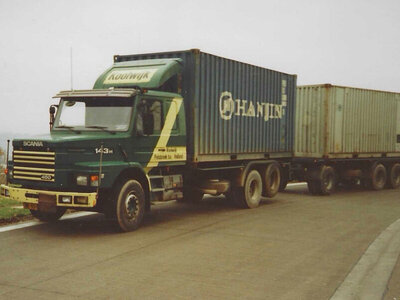 WSI WSI Scania 143H Torpedo 6x2 met 3-as container oplegger + 2x20ft. container  KOOLWIJK