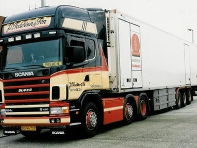 WSI WSI Scania 4-serie topline 6x2 met 3-assige twin steer koeloplegger J.O. PEDERSEN