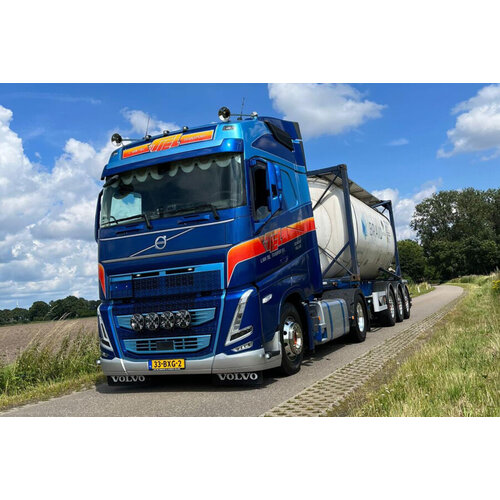 WSI WSI Volvo FH5 Globetrotter 4x2 with 3-as 30ft. container trailer + 20ft. container L. VAN TIEL