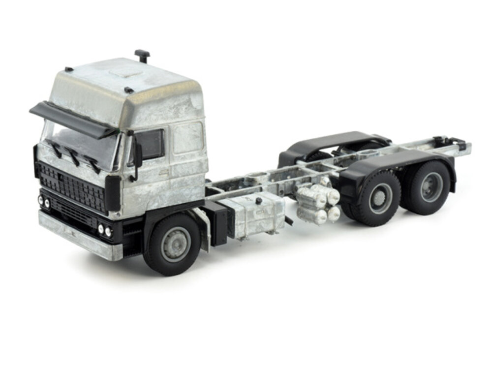 Tekno DAF 3300 Space Cab MW 6x2 tractor kit