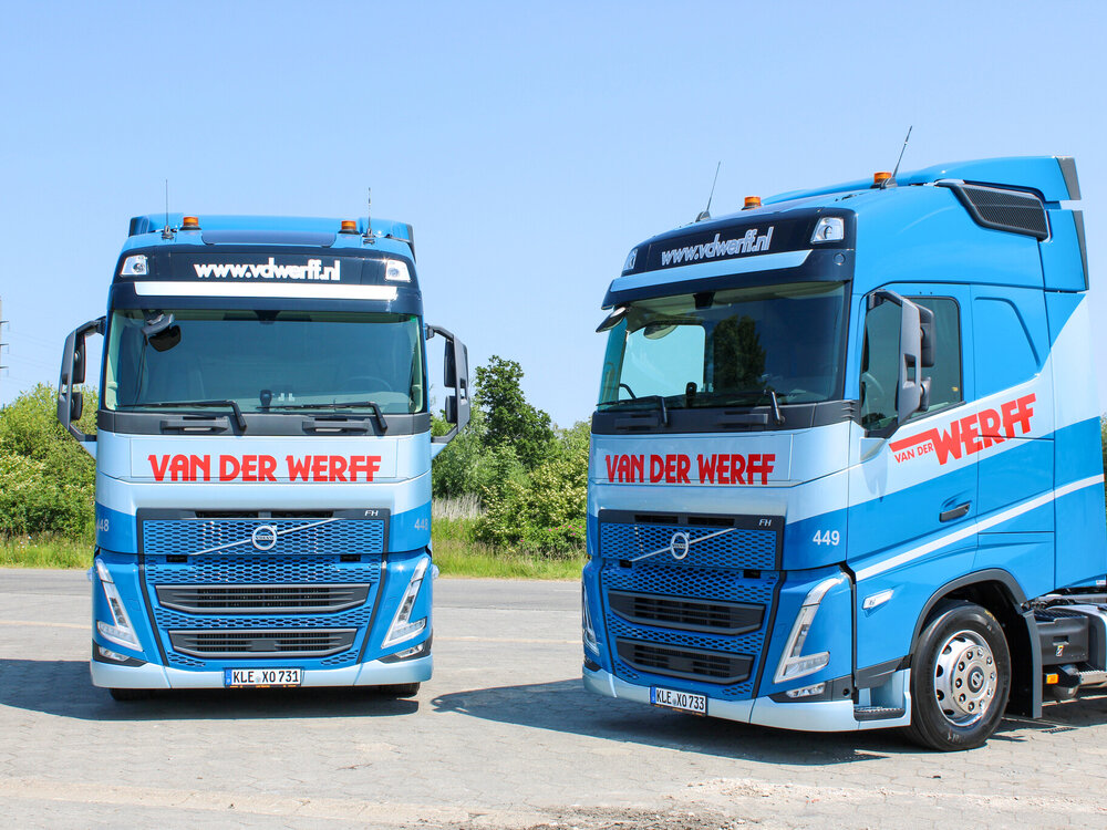 Tekno Tekno Volvo FH05 Globetrotter 4x2 met 3 assige schuifzeilenoplegger met meeneemheftruck VAN DER WERFF