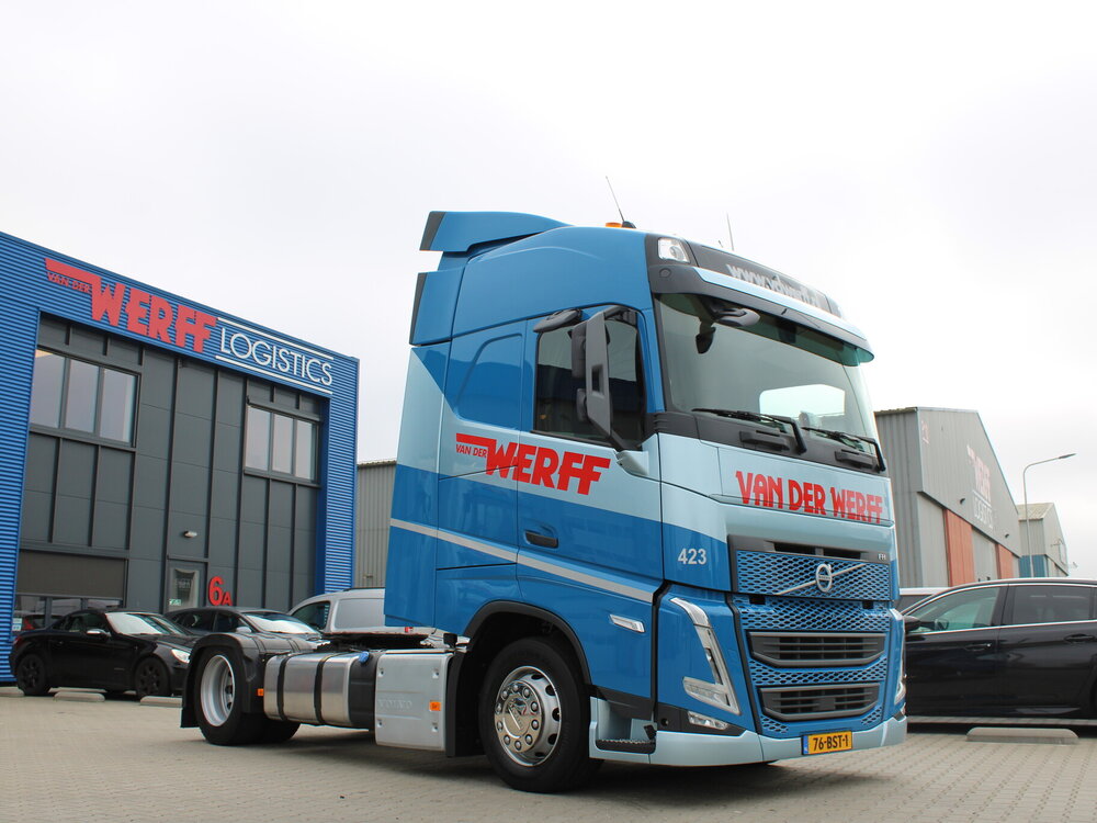 Tekno Tekno Volvo FH05 Globetrotter 4x2 met 3 assige schuifzeilenoplegger met meeneemheftruck VAN DER WERFF