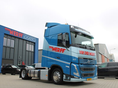 Tekno Tekno Volvo FH05 Globetrotter 4x2 met 3 assige schuifzeilenoplegger met meeneemheftruck VAN DER WERFF