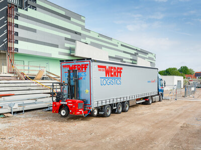 Tekno Tekno Volvo FH05 Globetrotter 4x2 met 3 assige schuifzeilenoplegger met meeneemheftruck VAN DER WERFF