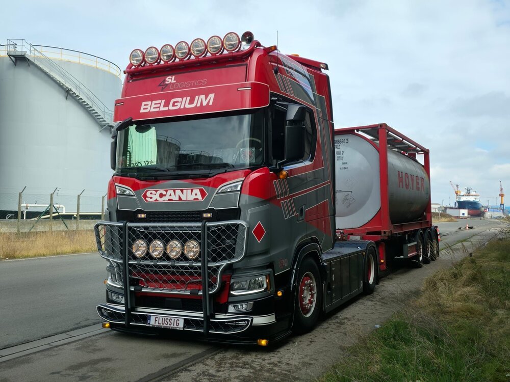 Tekno Tekno Scania S530 V8 4x2 with 3-axle container chassis + 20ft. tankcontainer SL LOGISTICS
