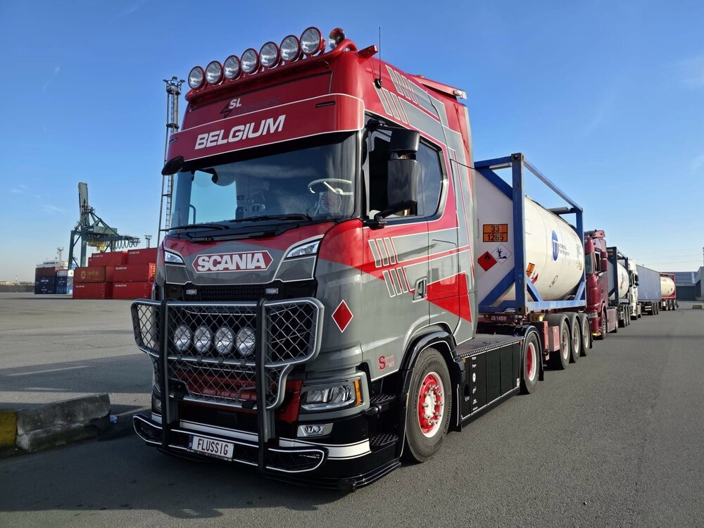 Tekno Tekno Scania S530 V8 4x2 with 3-axle container chassis + 20ft. tankcontainer SL LOGISTICS
