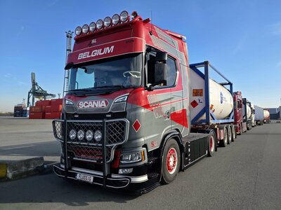 Tekno Tekno Scania S530 V8 4x2 with 3-axle container chassis + 20ft. tankcontainer SL LOGISTICS