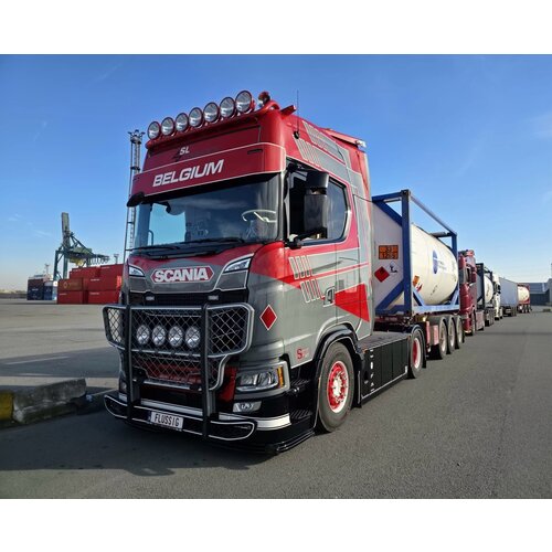 Tekno Tekno Scania S530 V8 4x2 met 3-assig chassis en tankcontainer SL LOGISTICS Tekno Tekno Scania S530 V8 4x2 met 3-assig chassis en tankcontainer SL LOGISTICS