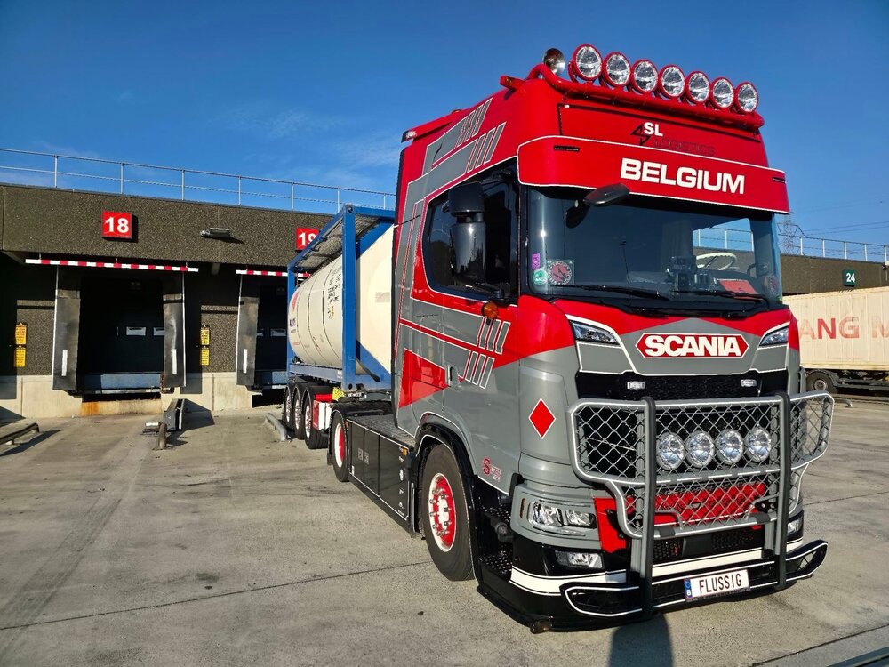 Tekno Tekno Scania S530 V8 4x2 with 3-axle container chassis + 20ft. tankcontainer SL LOGISTICS