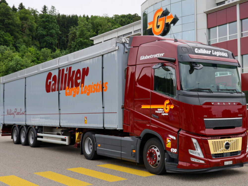 WSI WSI Volvo FH aero Globetrotter electric met 3-as volume oplegger GALLIKER