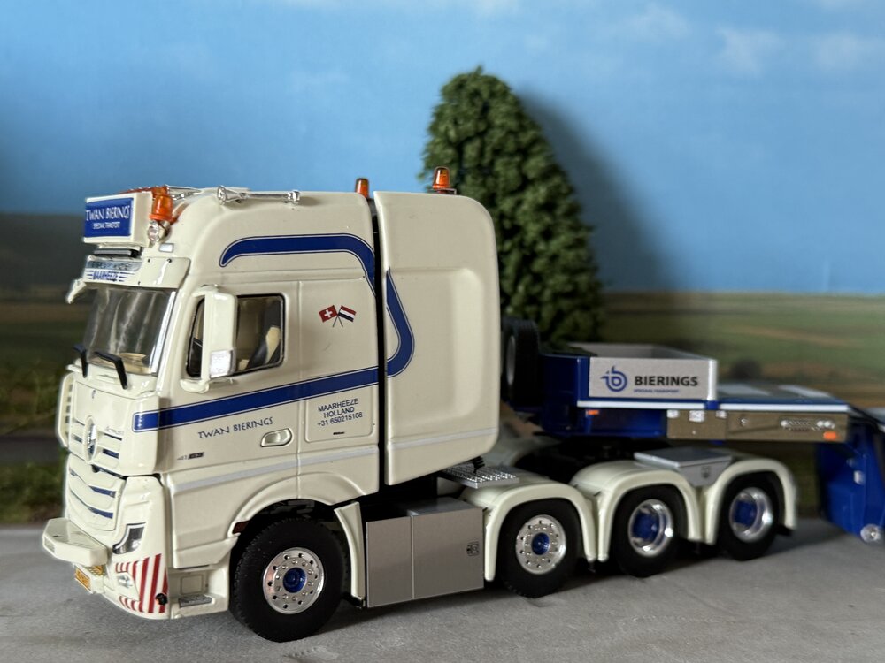 WSI WSI "EXCLUSIEF" Mercedes Actros MP5 8x4 met 4-as dieplader + 2-as dolly TWAN BIERINGS