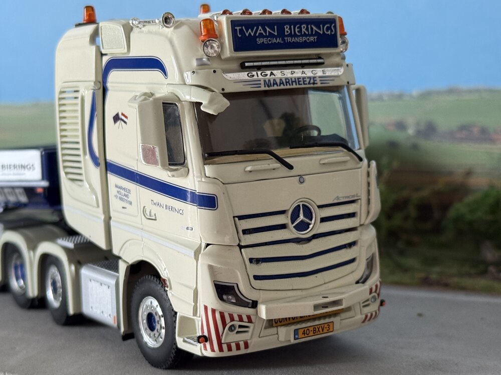 WSI WSI "EXCLUSIEF" Mercedes Actros MP5 8x4 met 4-as dieplader + 2-as dolly TWAN BIERINGS