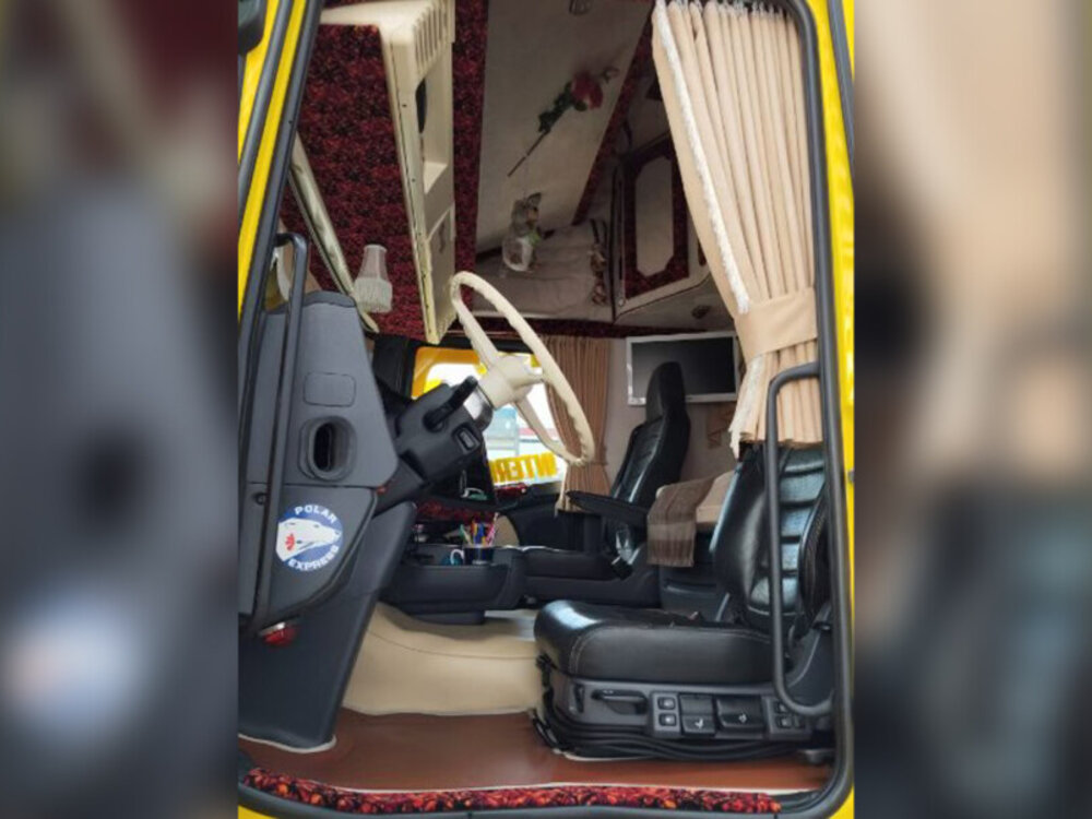 WSI WSI Scania streamline 4x2 Topline with 3-axle reefer trailer LAURATRANS