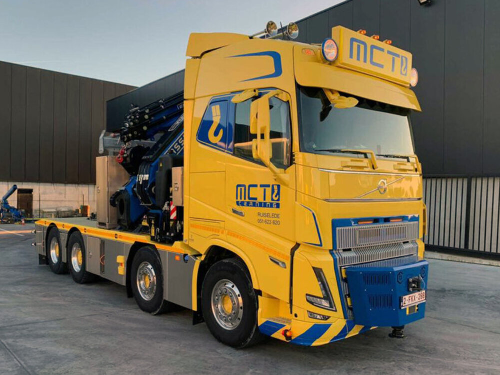 WSI WSI Volvo FH5 Globetrotter 8x4  with 4-axle semi low loader  with ramps  + fassi 1300 jib MCT CRANING