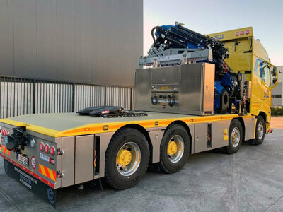 WSI WSI Volvo FH5 Globetrotter 8x4  with 4-axle semi low loader  with ramps  + fassi 1300 jib MCT CRANING