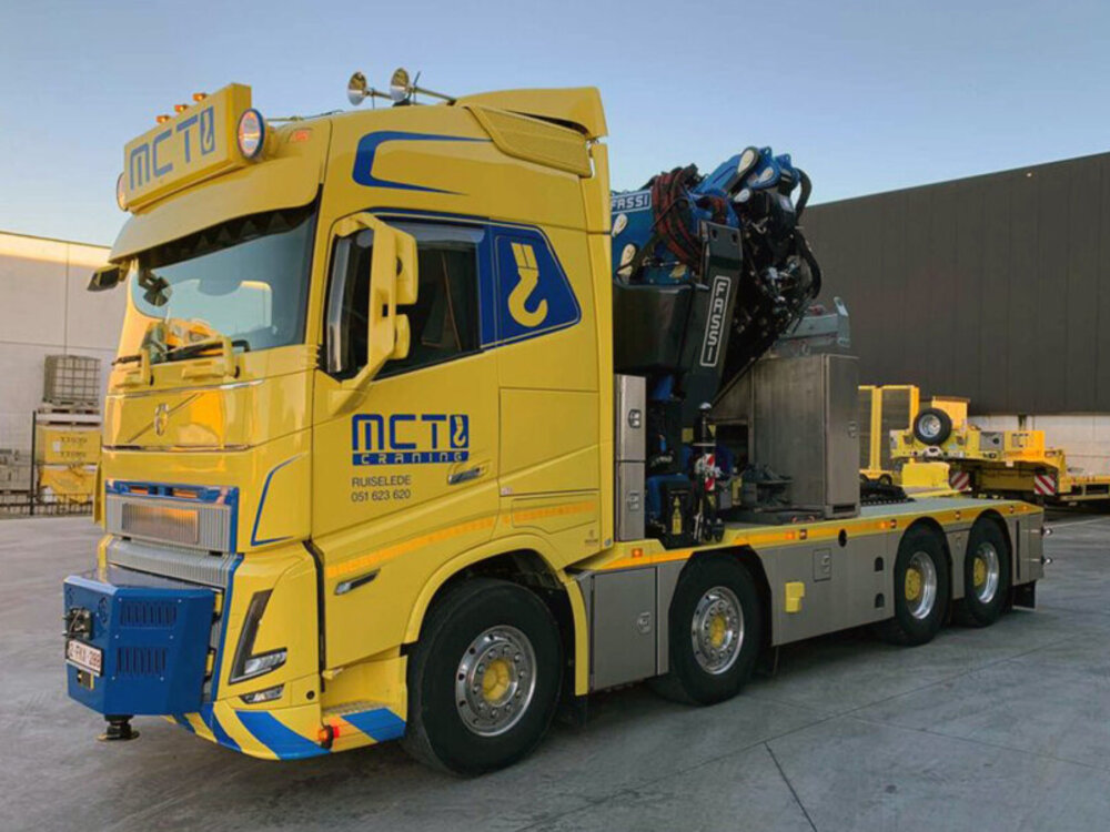 WSI WSI Volvo FH5 Globetrotter 8x4  with 4-axle semi low loader  with ramps  + fassi 1300 jib MCT CRANING