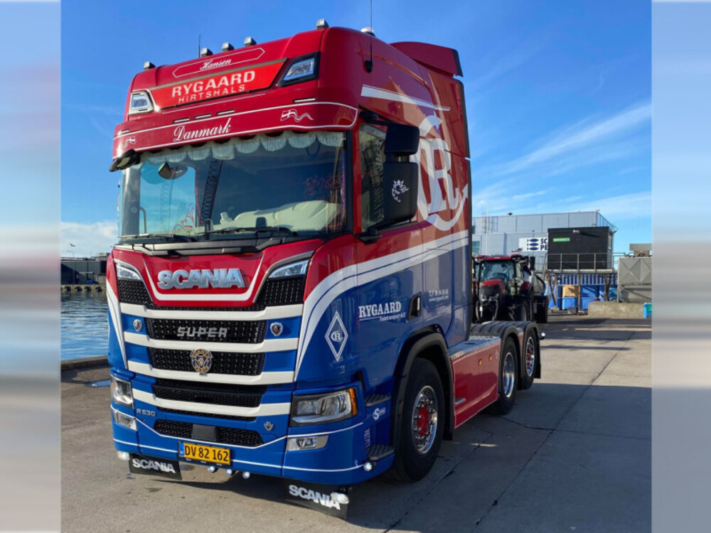 WSI WSI Scania R Highline 6x2 with 4-axle flatbed trailer RYGAARD