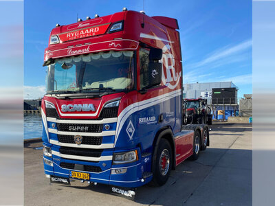 WSI WSI Scania R Highline 6x2 with 4-axle flatbed trailer RYGAARD