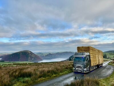 Tekno Tekno DAF XF riged truck with flatbed trailer loaded with straw P&L FORMAN