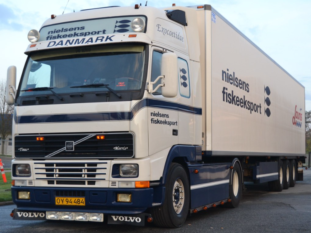 Tekno Tekno Volvo FH12 Globetrotter XL 4x2 trekker met 3 assige koeloplegger NIELSEN FISKEEKSPORT
