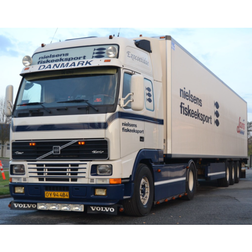 Tekno Tekno Volvo FH12 Globetrotter XL 4x2 trekker met 3 assige koeloplegger NIELSEN FISKEEKSPORT Tekno Tekno Volvo FH12 Globetrotter XL 4x2 trekker met 3 assige koeloplegger NIELSEN FISKEEKSPORT