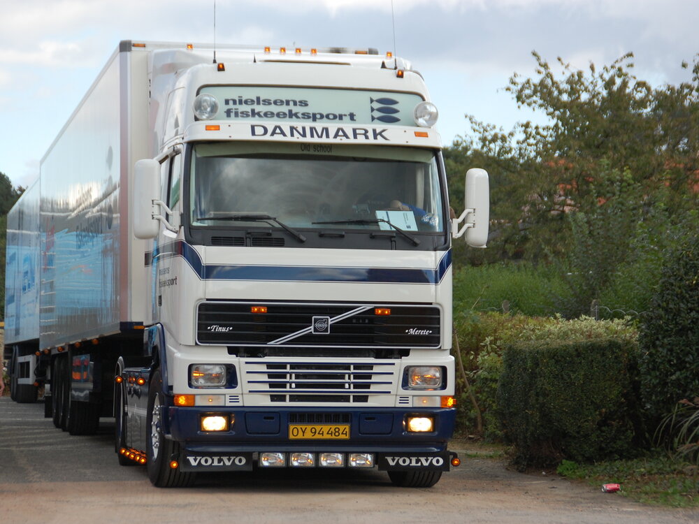 Tekno Tekno Volvo FH12 Globetrotter XL 4x2 trekker met 3 assige koeloplegger NIELSEN FISKEEKSPORT